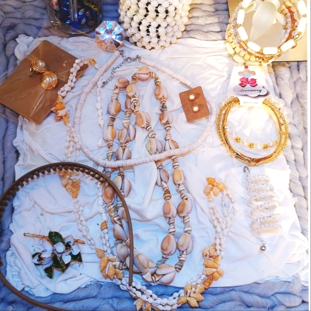 Neutrals & Shells Jewelry Lott.